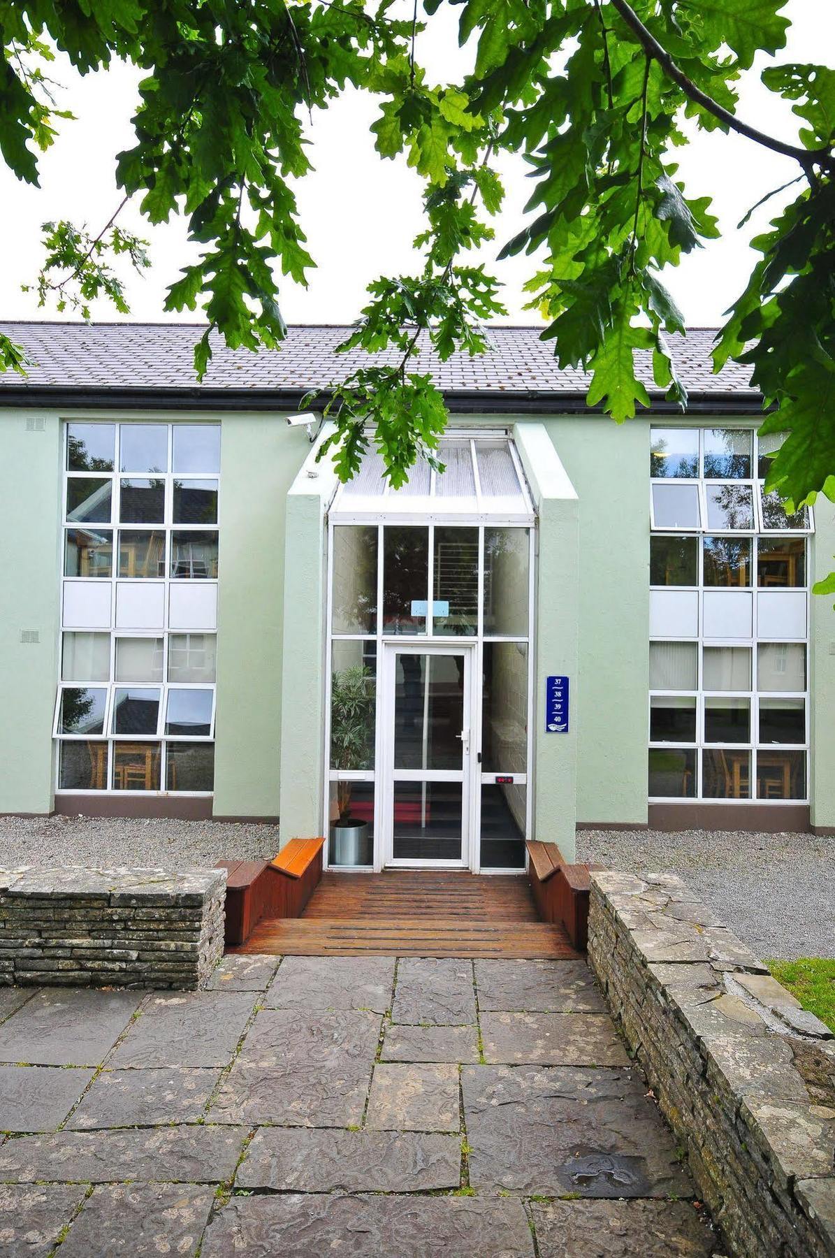 Corrib Village Apartments University Of Голуей Екстериор снимка